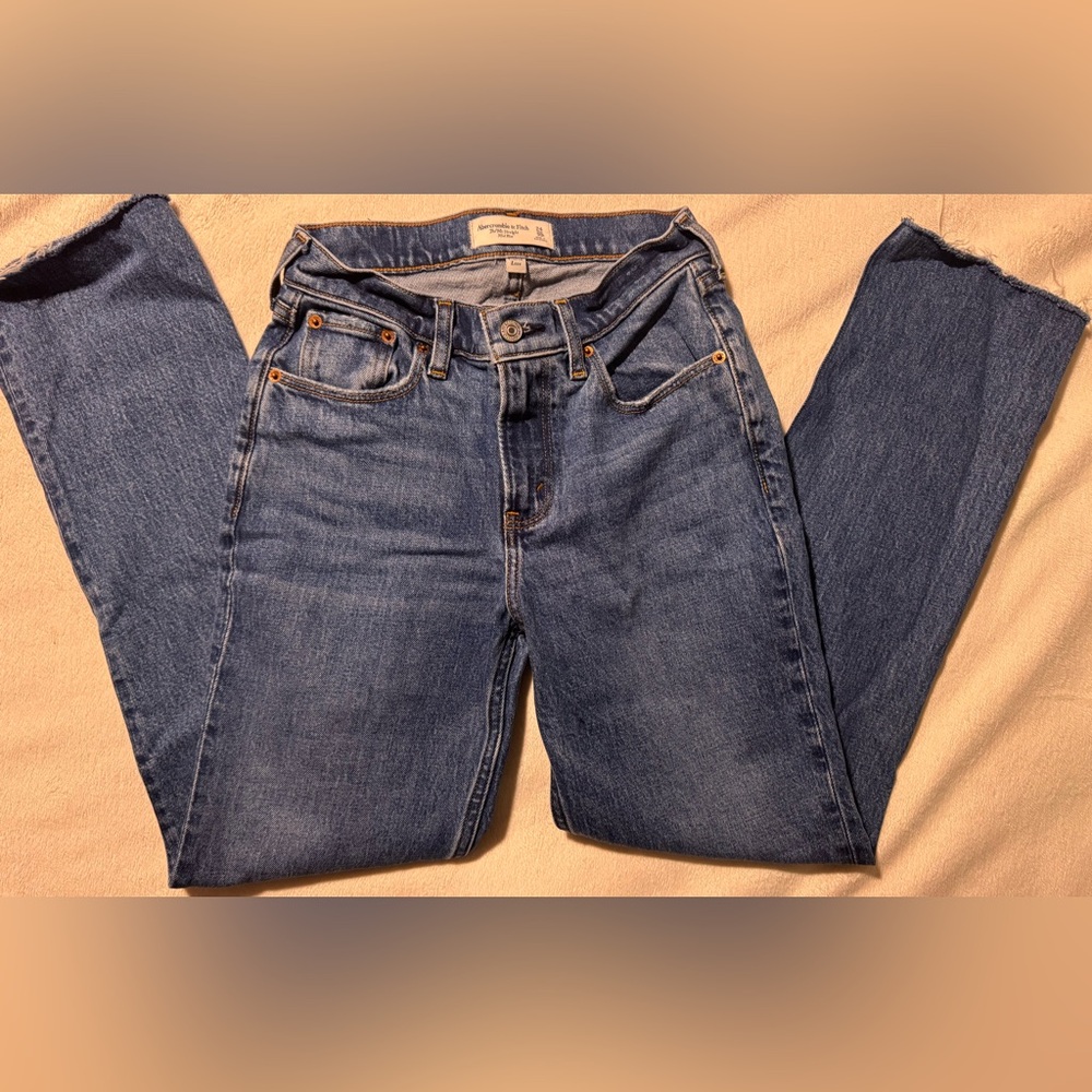 Abercrombie & Fitch. NWT. Curve Love Fit. Straight Leg Jeans